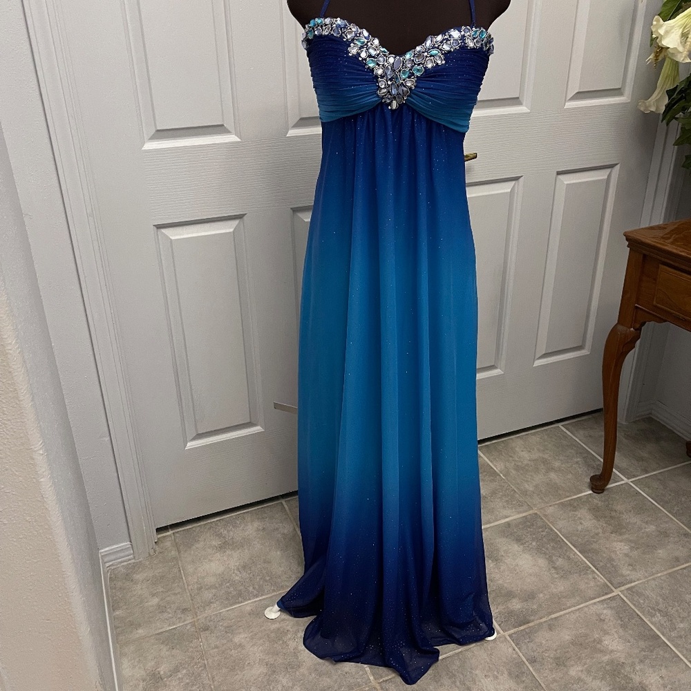DEB    PROM Gorgeous blue, and sparkly dress.  SIZE:7/8